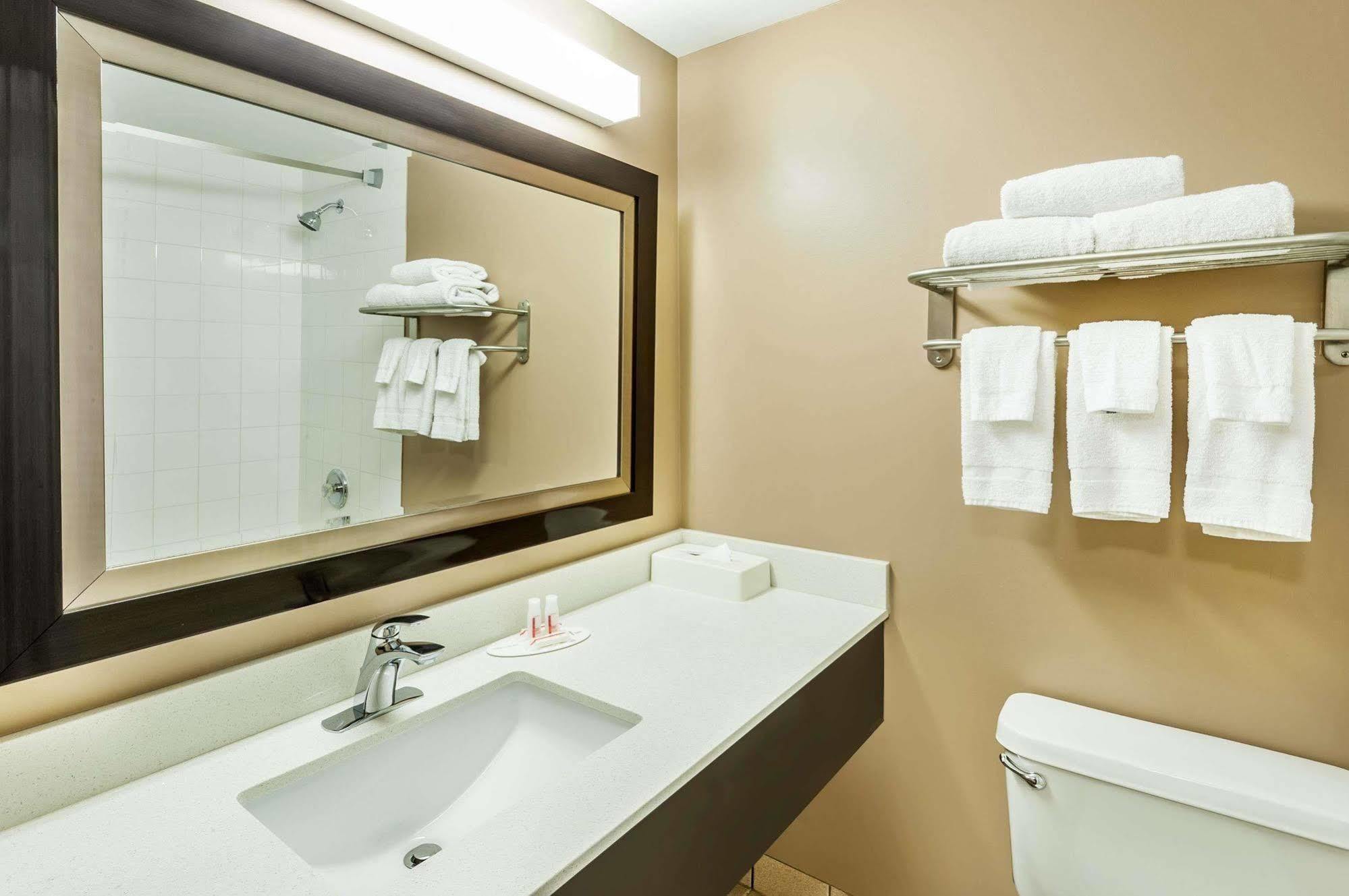 Super 8 By Wyndham Calgary/Airport Hotell Eksteriør bilde